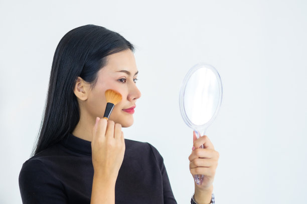 亚洲女商人穿着黑衣，化妆去工作图片下载