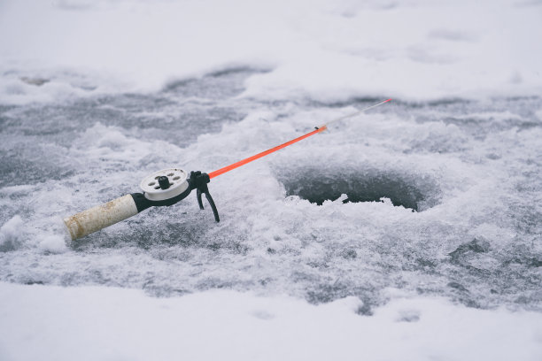 冬季鱼竿在钻洞捕鱼图片下载