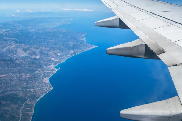 俯视：一架飞机图片下载