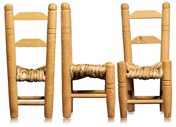 稻草坐垫的旧木椅-白色隔离图片下载