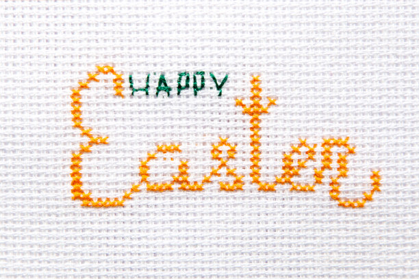 白布上绣着“复活节快乐”的题词。图片下载