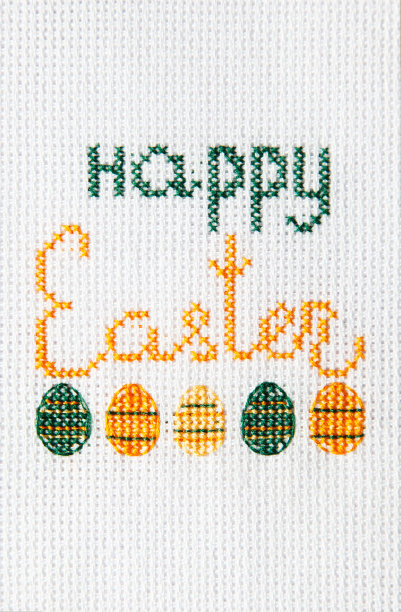 白布上绣着“复活节快乐”的题词。图片下载