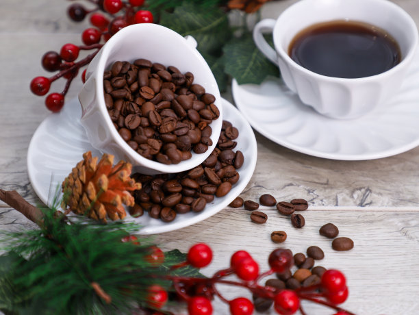 43、把咖啡豆放在杯子里，再来一杯咖啡图片下载