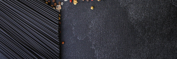 意大利面以墨鱼墨(健康饮食，黑色色彩)为菜单理念。食品的背景。前视图。本空间图片下载