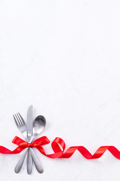 情人节，母亲节，节日约会餐，宴会设计理念-白色的盘子和红色的丝带在大理石的背景。图片下载