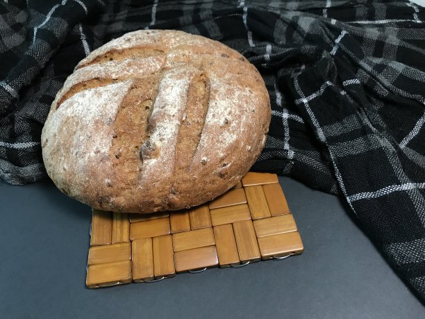 香面包和黑白粗麻布图片下载