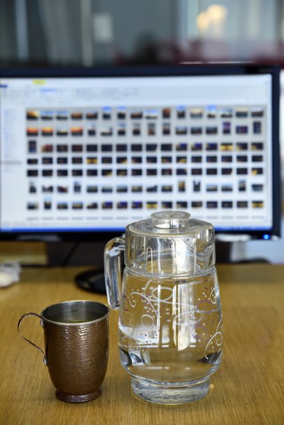 办公室桌子上装有玻璃水罐的纯铜马克杯图片下载