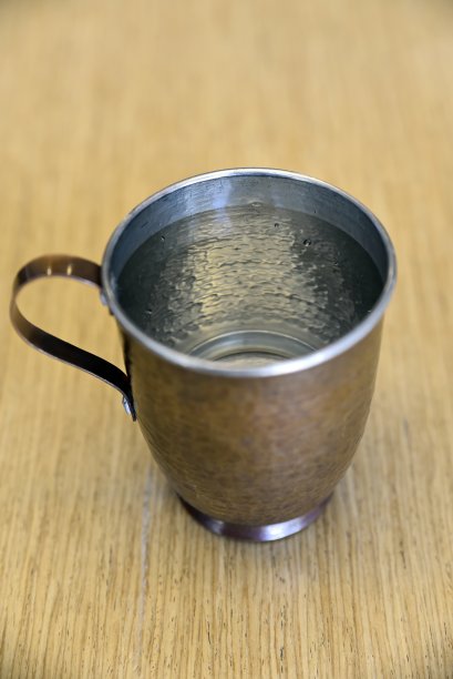 办公室桌上的纯铜水杯图片下载