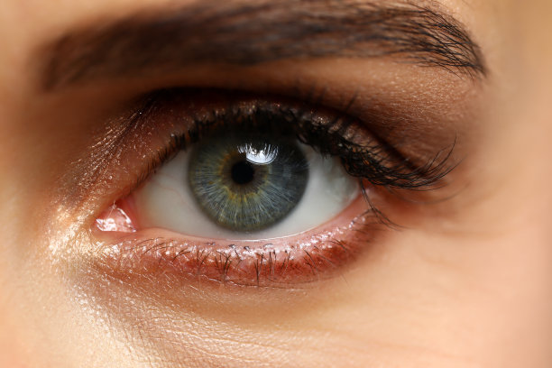 惊人的女性翡翠睁大了绿色的左眼图片下载