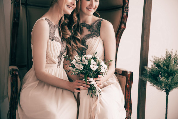 关闭了。伴娘捧着婚礼花束。图片下载