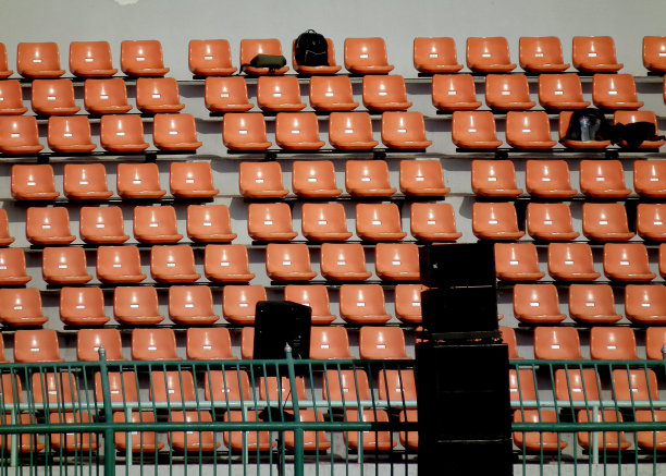 体育场里的橙色椅子图片下载