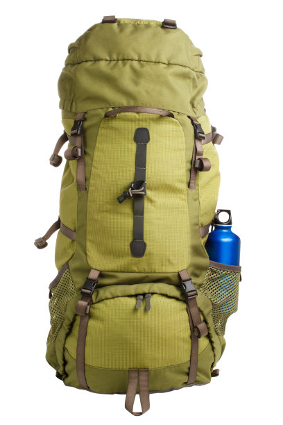 完全包装的大型绿色旅游背包与蓝色瓶子孤立在白色的背景图片下载