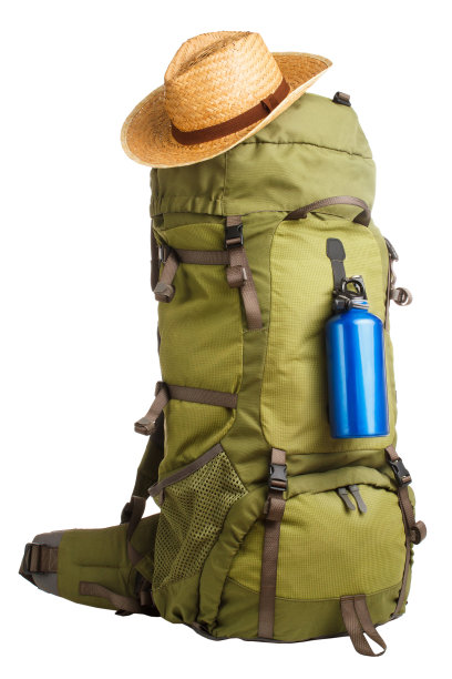 满装的大型绿色旅游背包，草帽和蓝色瓶子孤立在白色的背景图片下载