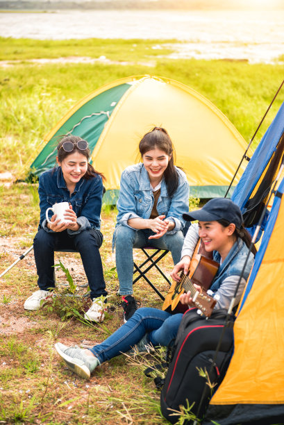 在自然公园旅游和露营。休闲、旅行、户外活动。森林里的旅游帐篷。图片下载