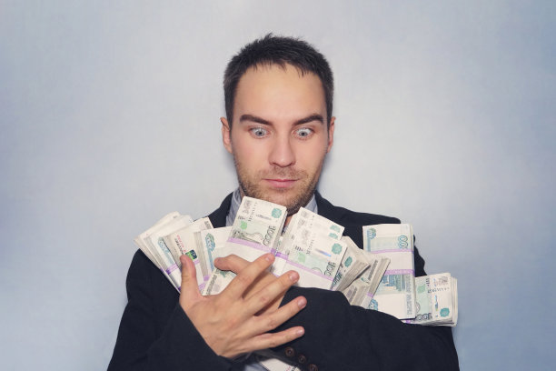 商人认为卢布。幸运的富有的人。一包卢布等着在商店或市场上花掉图片下载