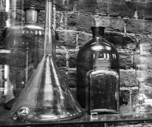 砖墙背景上的架子上摆放着古老的化学制品图片下载