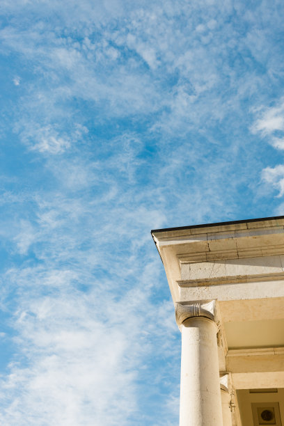 在意大利的里雅斯特，有蓝色天空的意大利老建筑的一部分图片下载