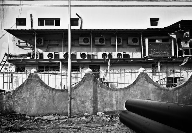 后院。墙上满是污垢和污渍，旧电器，不干净的栅栏和其他杂物，这是大城市的另一面图片下载