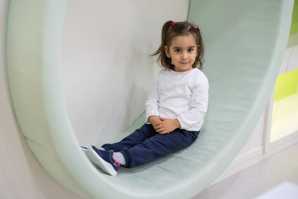 可爱的小女孩盯着相机图片下载