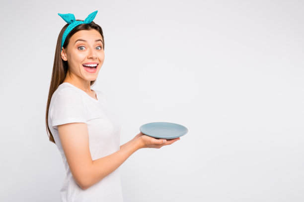 吃晚餐的时间。个人资料侧面的照片，兴奋惊讶的女孩，盘子，想吃晚饭，感到饥饿，穿好看的衣服孤立在白色的背景图片下载
