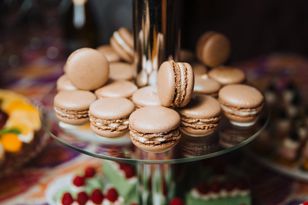 杏仁饼干在甜点架上图片下载