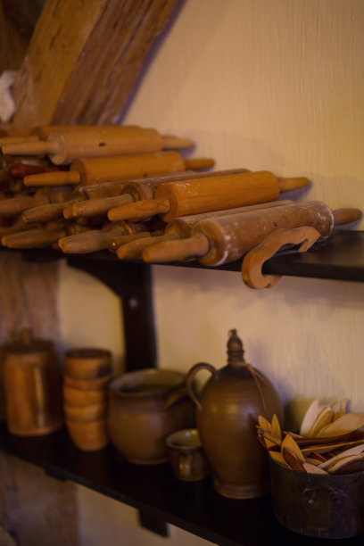 架子上的旧厨房工具图片下载