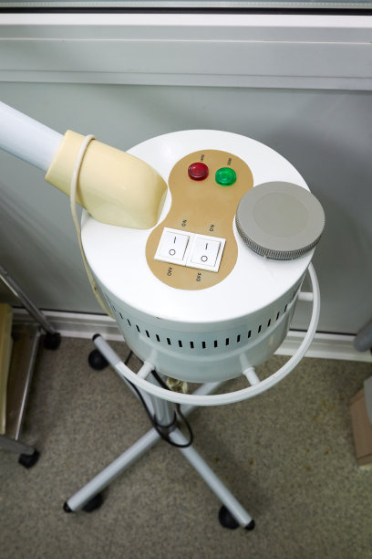 美容办公室内部。医疗美容沙龙、皮肤和身体护理柜的设备和仪器。激光矫正。用于处理人体皮肤蒸汽和臭氧的装置图片下载