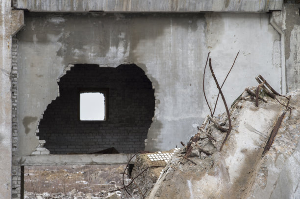 电枢梁上的锐度。这是一座大型混凝土建筑倒塌后留下的残迹，墙上有个洞。图片下载