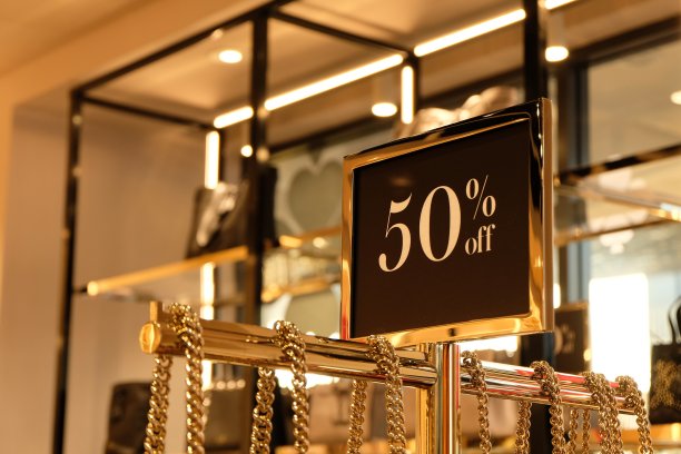 折扣百分比在销售季节在奢侈品商店展示。在购物中心的百货商店从原始价格标签省钱。年终特卖，折扣优惠图片下载