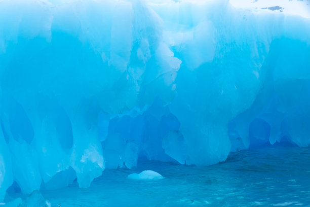 冰山特写，天堂港，也被称为天堂湾，后面的勒麦尔岛和布赖德岛在南极洲。图片下载
