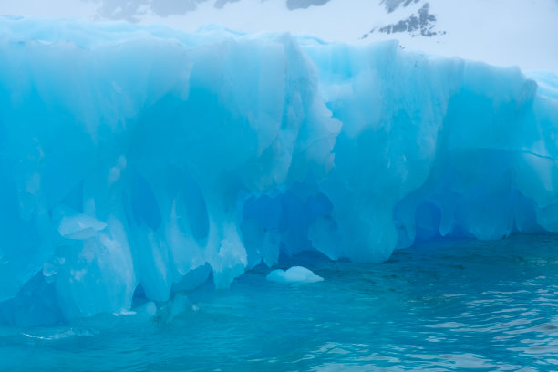 冰山特写，天堂港，也被称为天堂湾，后面的勒麦尔岛和布赖德岛在南极洲。图片下载