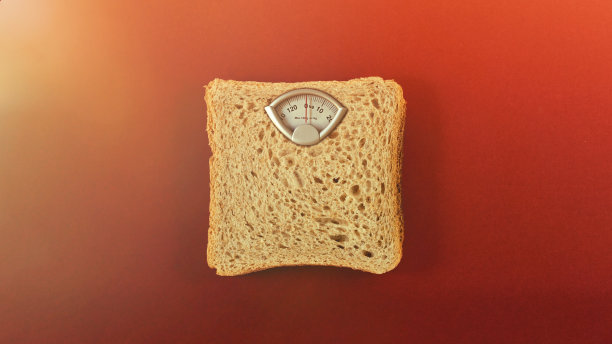 面包片形状的体重秤饮食概念减肥图片下载