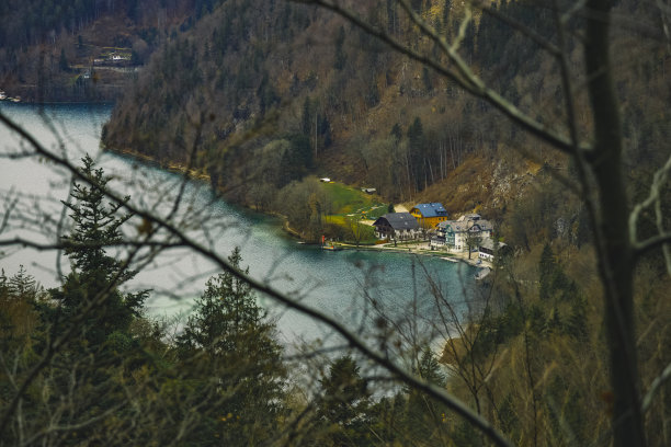 穆迪的乡村边农场顶，村庄的建筑物，湖，滨水岸线，自然环境的风景图片，通过树木，光秃秃的树枝秋天的季节时间图片下载