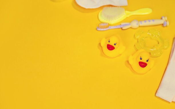 黄色背景的新生儿沐浴配件。有选择性的重点。图片下载