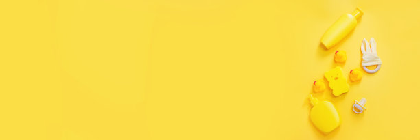 黄色背景的新生儿沐浴配件。有选择性的重点。图片下载