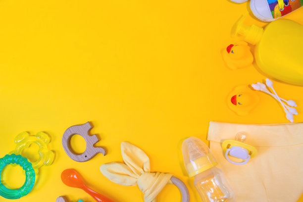 黄色背景的新生儿配件。有选择性的重点。图片下载