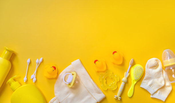 黄色背景的新生儿沐浴配件。有选择性的重点。图片下载