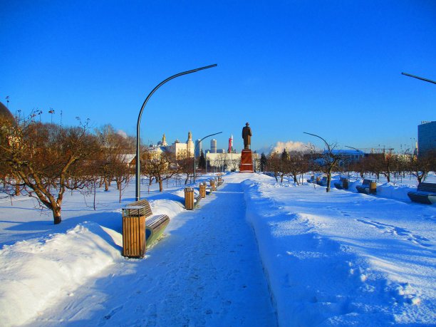 在莫斯科VDNKh的后院，冬天的雪图片下载