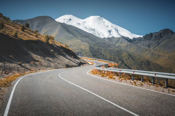 去厄尔布鲁斯山的路。高加索地区。图片下载