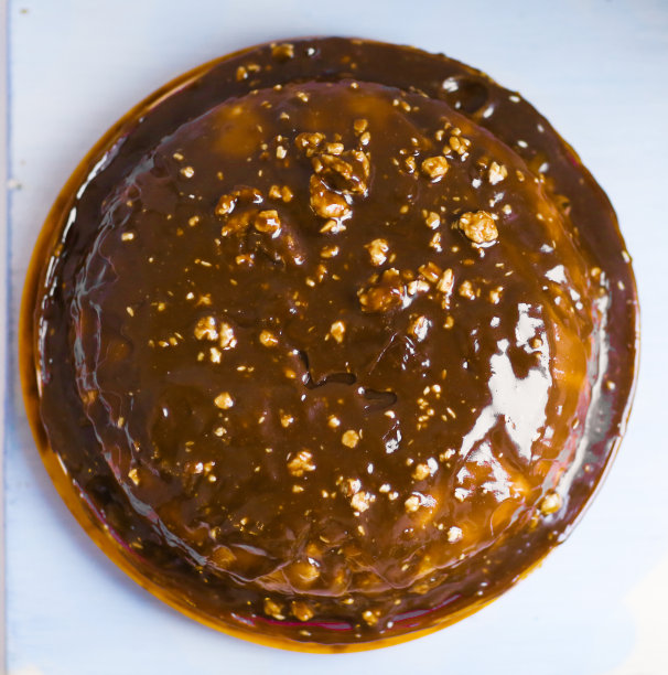 巧克力蛋糕与奶油慕斯和巧克力釉与坚果近距离照片俯视图图片下载