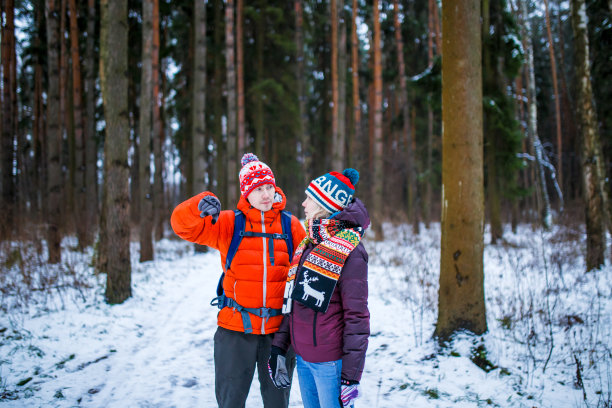 在冬天的森林里，女人和男人伸出手来图片下载