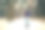 照片微笑的女人戴着帽子和背包在冬天的森林图片下载