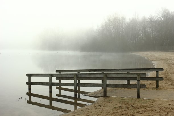 雾，冬天的一个湖的图片:在罗塞拉尔普拉斯在弗兰德斯，比利时。图片下载