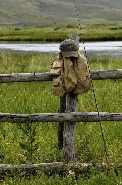 渔具，栅栏和小溪图片下载