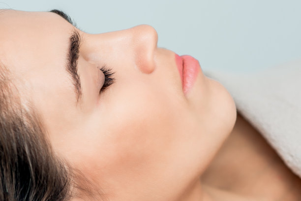 病人闭着眼躺着。图片下载