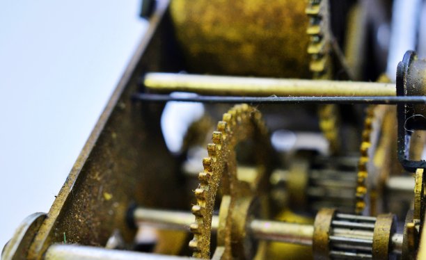 在工作室里近距离拍摄古董钟表图片下载