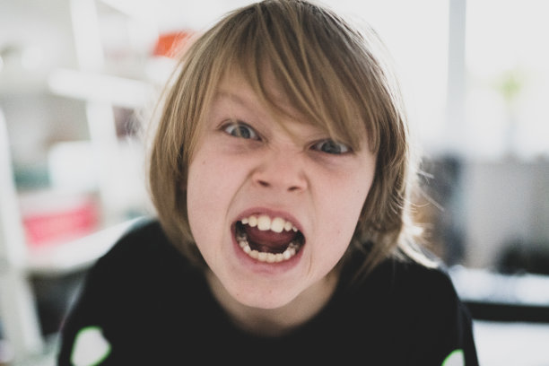 一个愁眉苦脸的小男孩的肖像图片下载