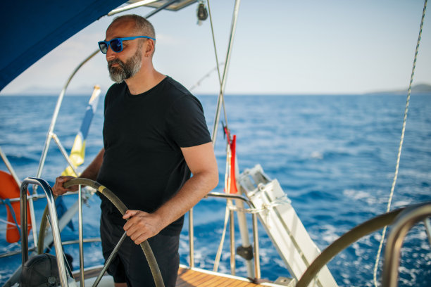 船长驾驶帆船图片下载