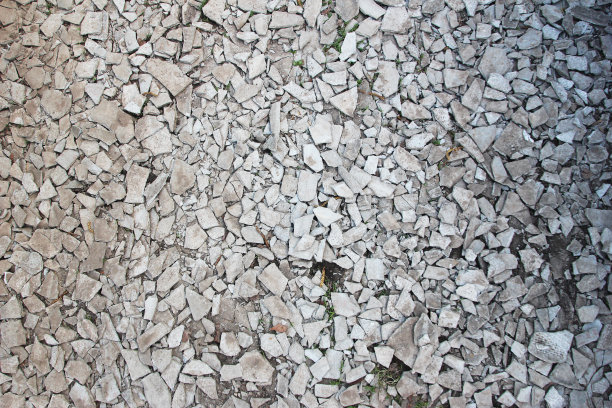 建筑垃圾地上的瓦砾堆成灰色的块状图片下载