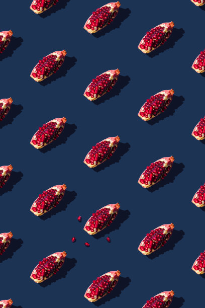 平铺图案与夏季石榴水果在蓝色的背景。图片下载